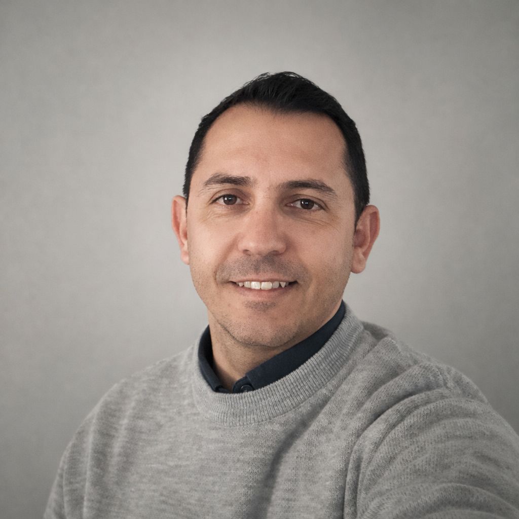 Hakan Üredi yazar fotoğrafı