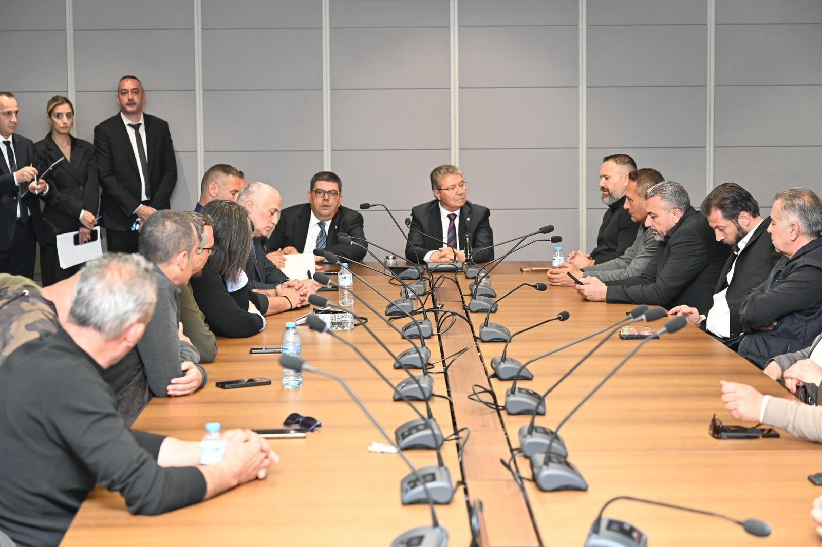 Başbakan Ünal Üstel, sendikaların başkanları ile dün Cumhuriyet Meclisi’nde gerçekleştirdiği